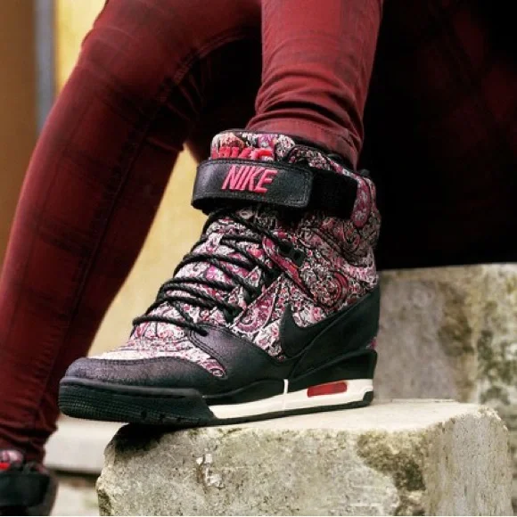 Nike Women’s Sneakers - Picture 3 of 14